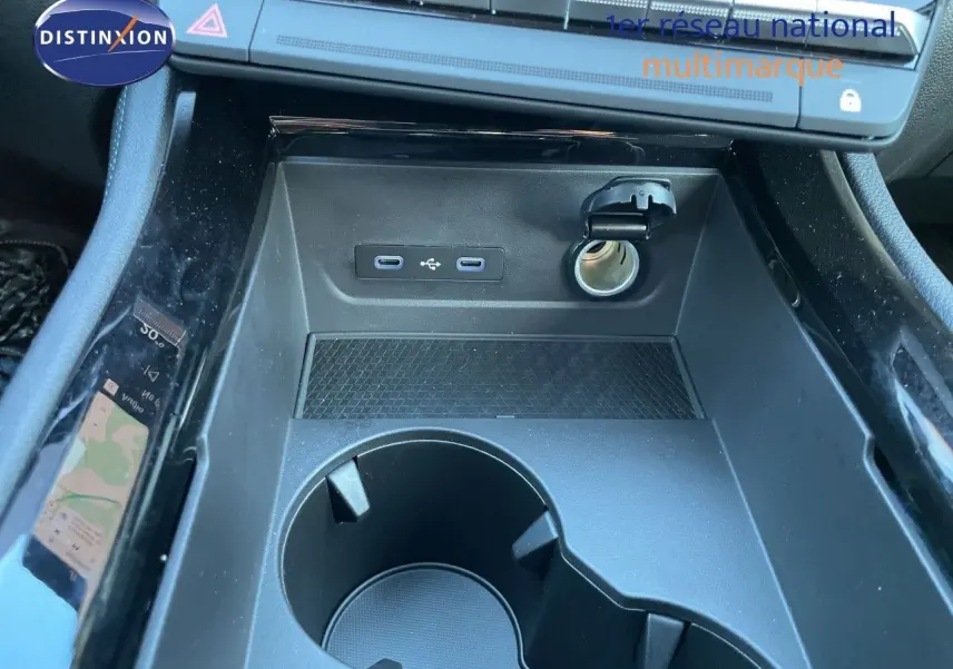 Gros plan sur la console centrale noire du Renault Austral 2026, avec prises USB et prise 12V visibles.