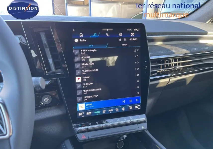 Vue intérieure du tableau de bord du Renault Austral 2026 noir étoile métal, avec grand écran tactile central allumé.