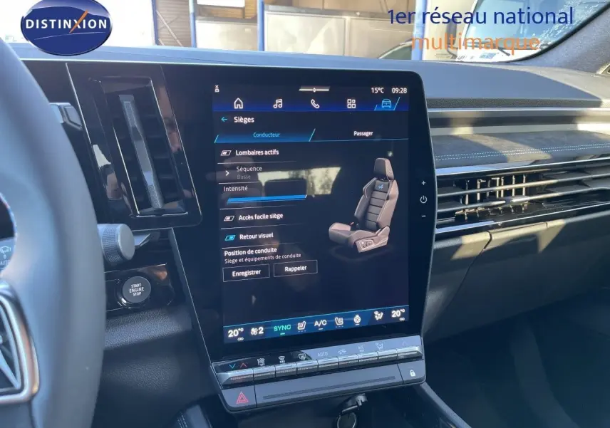 Vue intérieure du tableau de bord du Renault Austral E-Tech 2026, écran tactile central affichant les réglages des sièges.