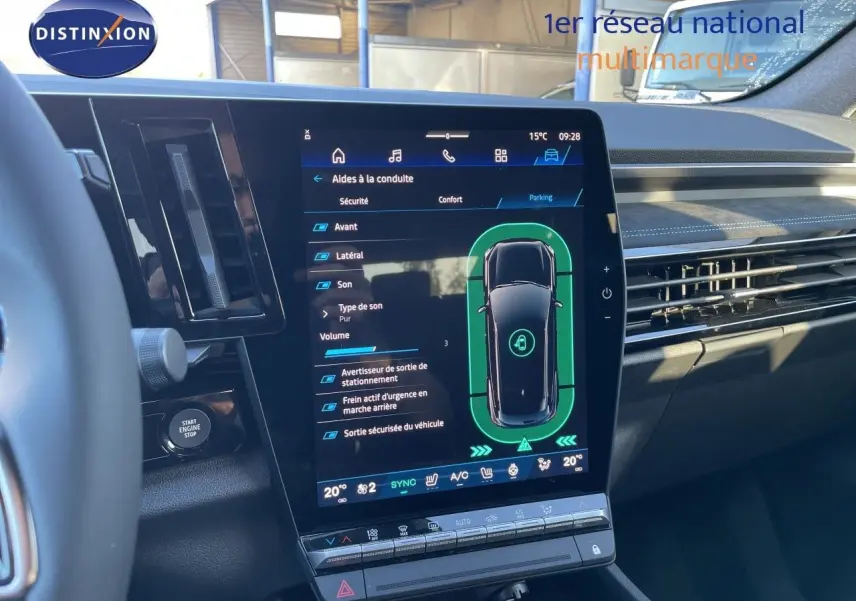Vue intérieure du tableau de bord du Renault Austral E-Tech noir étoile métal, avec écran tactile central affichant les aides à la conduite.