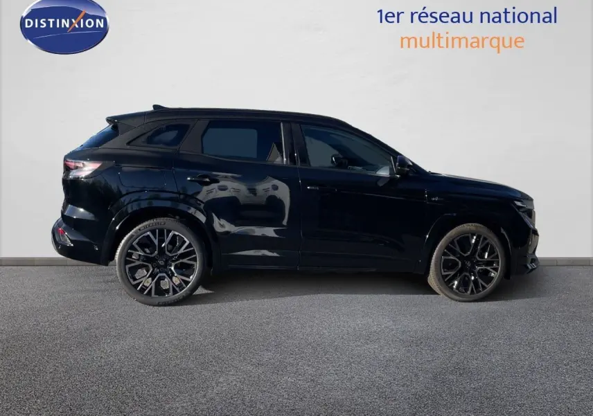 Profil droit du Renault Austral E-Tech Full Hybrid noir étoile métal, soulignant ses jantes alliage et lignes dynamiques.