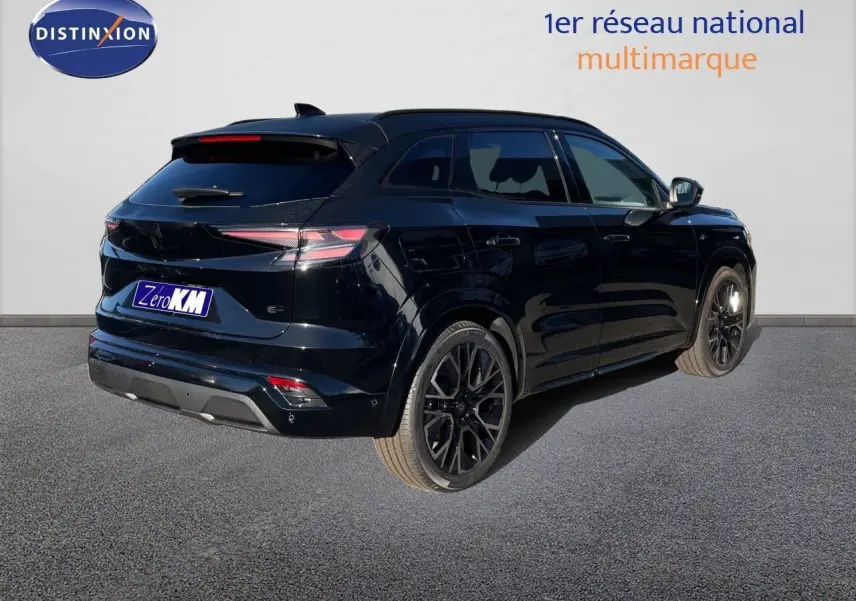 Renault Austral noir étoile métal en 3/4 arrière droit, soulignant ses jantes noires et ses feux LED fins.