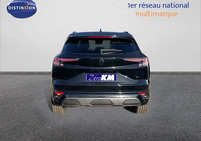 Vue arrière d'un Renault Austral noir étoile métal, soulignant ses feux LED fins et son design moderne.