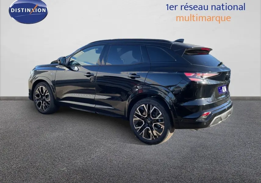 Vue 3/4 arrière droite du Renault Austral noir étoile métal avec jantes alliage et feux LED distinctifs.