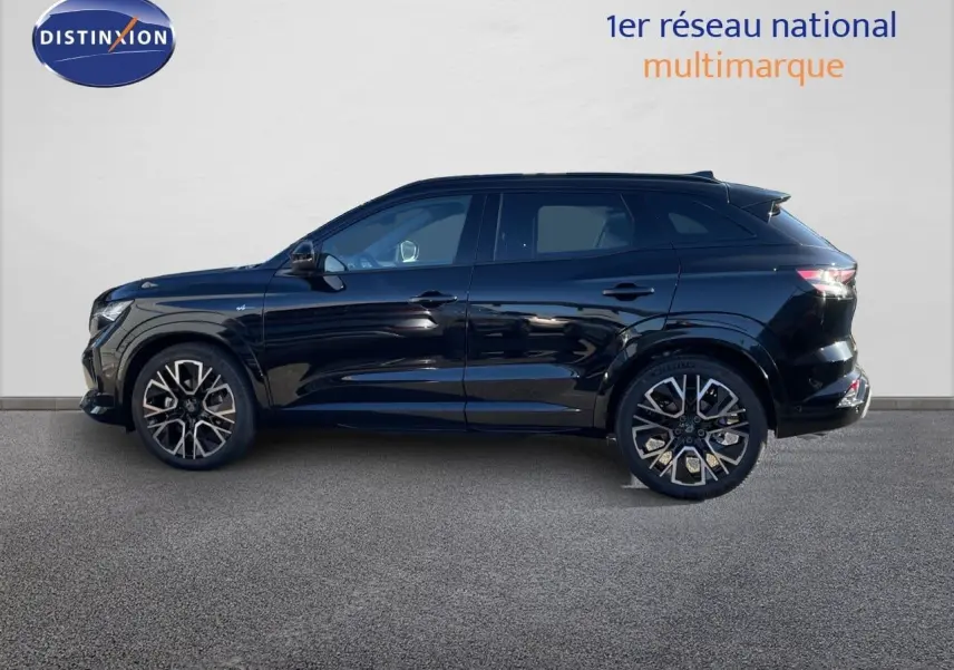 Profil droit du Renault Austral E-Tech Full Hybrid noir étoile métal, avec jantes alliage et lignes fluides modernes.