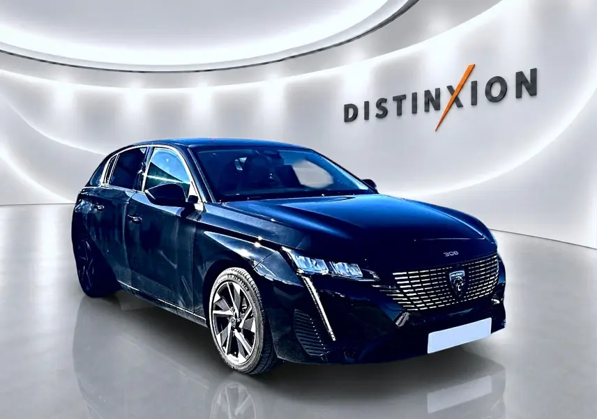 Peugeot 308 noire vue en 3/4 avant droit dans un showroom avec éclairage moderne et logo Distinxion en arrière-plan.