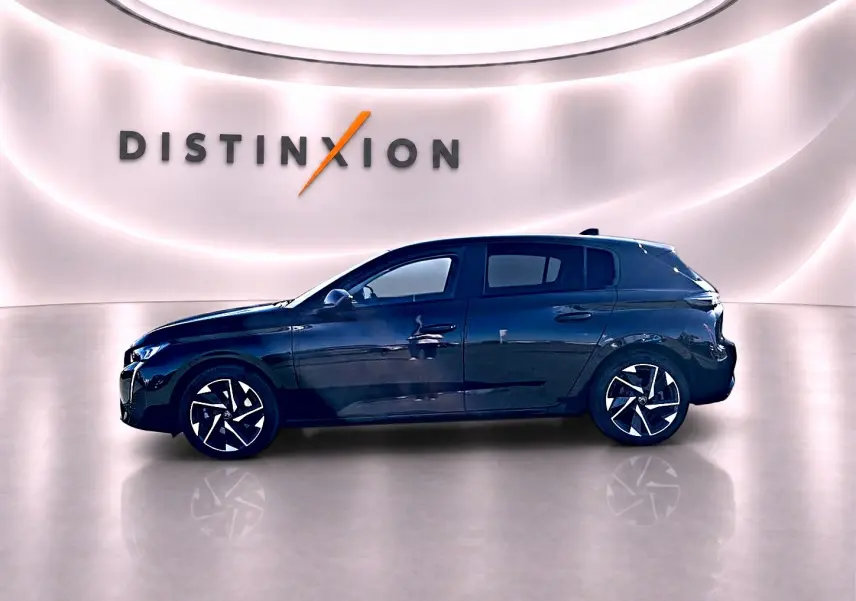 Profil côté gauche d'une Peugeot 308 noire 2025 avec jantes alliage et feux arrière LED dans un studio lumineux.