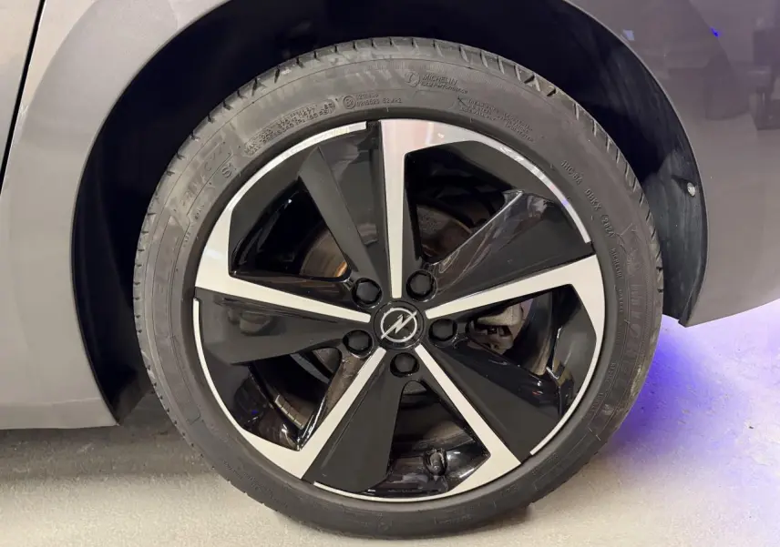 Gros plan sur la jante alliage 17 pouces noir et argentée de l’Opel Astra gris foncé côté arrière.