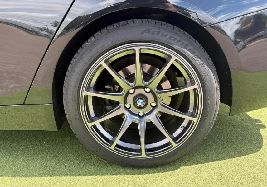 Gros plan sur la roue arrière droite noire sapphire de la BMW Série 4 Gran Coupé avec jante alliage 18 pouces style 416.