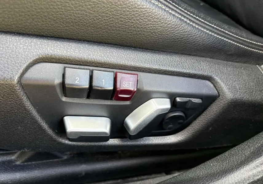 Boutons de réglage électrique des sièges en cuir noir sur une BMW Série 4 Gran Coupé 420d 2018.