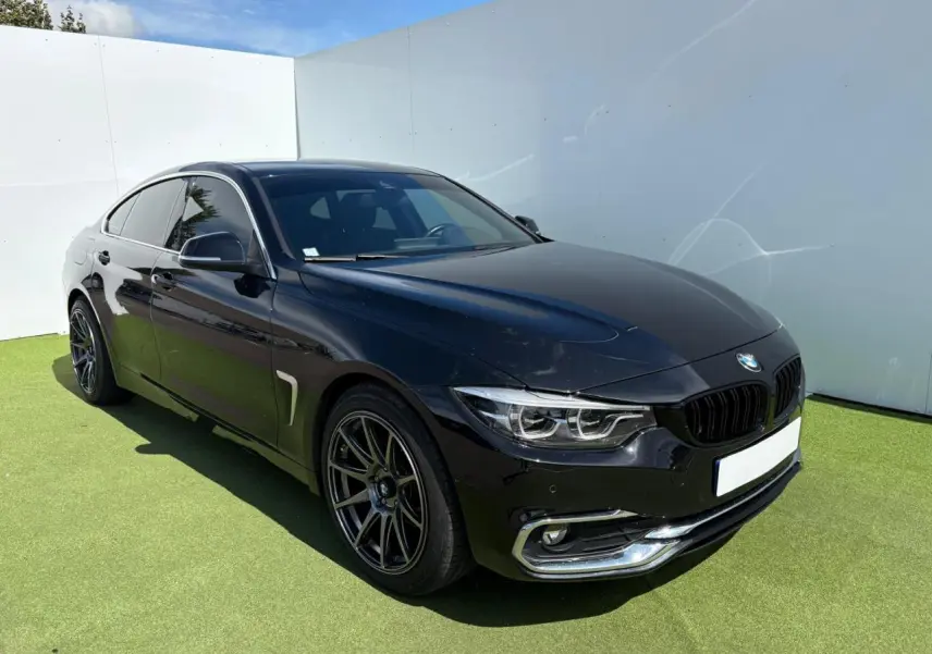 BMW Série 4 Gran Coupé noir saphir vue 3/4 avant droit avec jantes alliage et phares LED Full LED