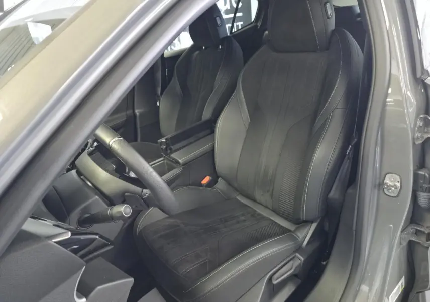 Siège avant conducteur en tri-matière noir avec surpiqûres blanches sur Peugeot 408 gris, vue intérieure côté gauche.