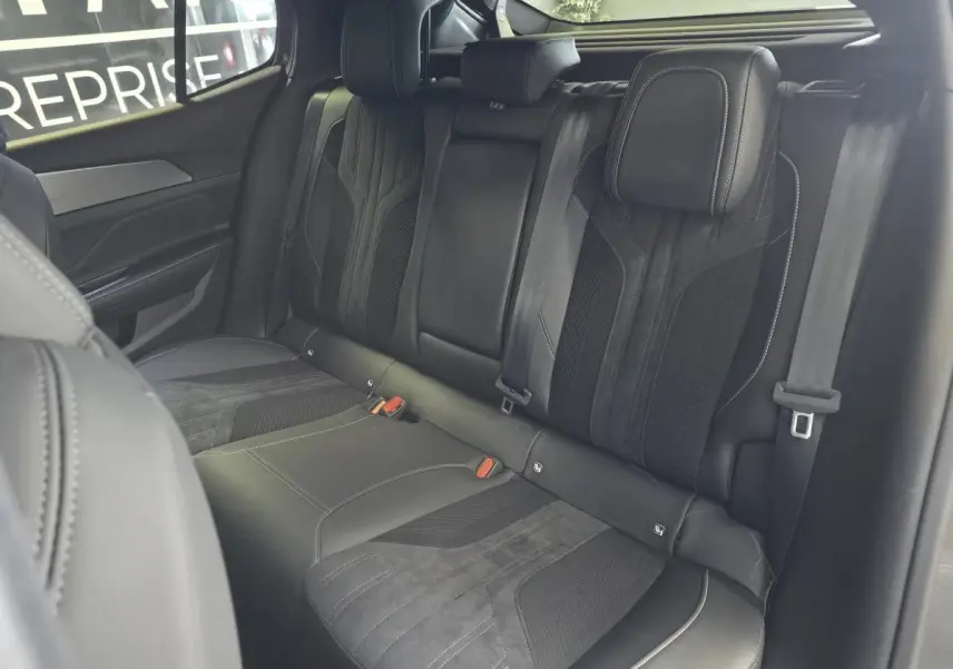 Vue intérieure sur la banquette arrière en sellerie tri-matière noire de la Peugeot 408 Berline GT 2024