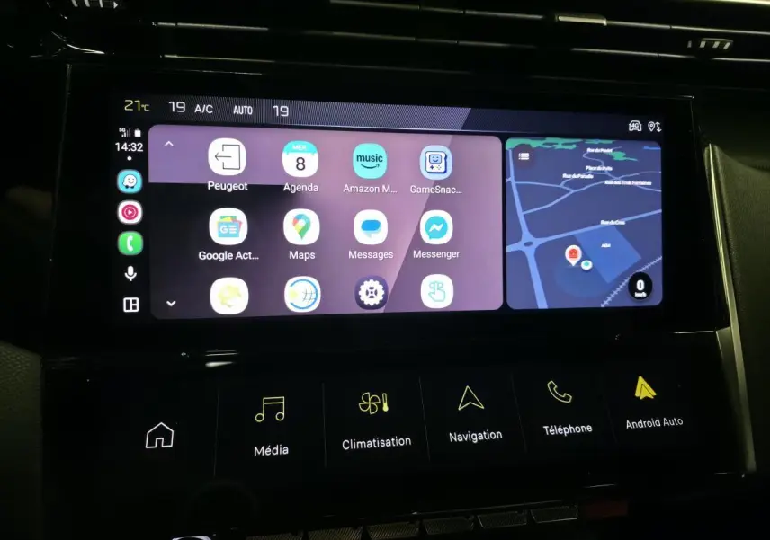 Écran tactile central du Peugeot 408 2024 affichant navigation, applications et commandes multimédia.