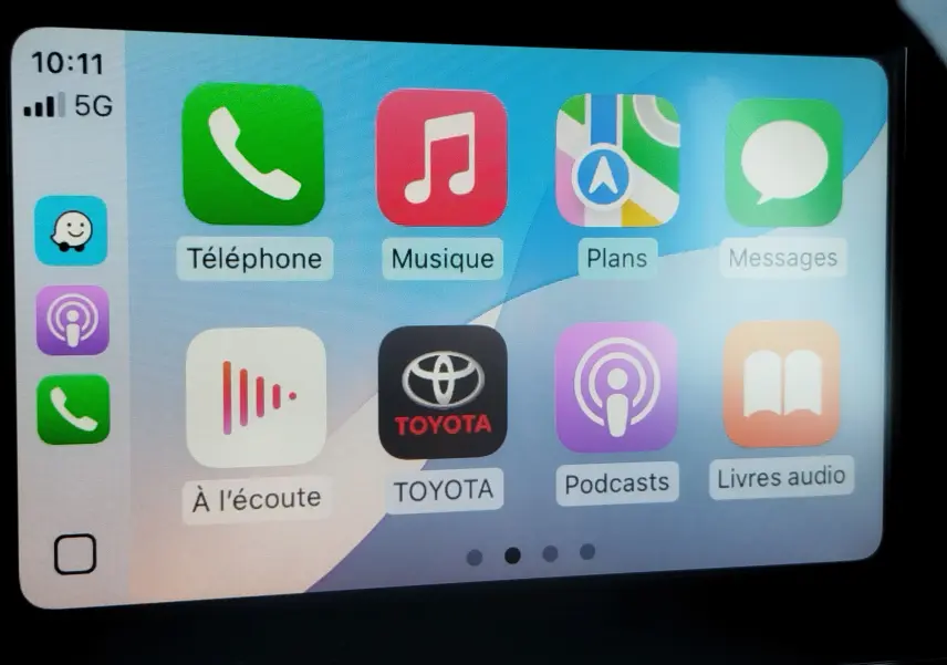 Écran tactile intérieur de Toyota Yaris 2023 affichant les applications téléphone, musique, plans et podcasts.