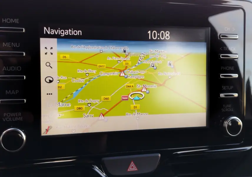 Écran tactile de navigation de la Toyota Yaris 2023 affichant une carte routière avec options de menu latéral.