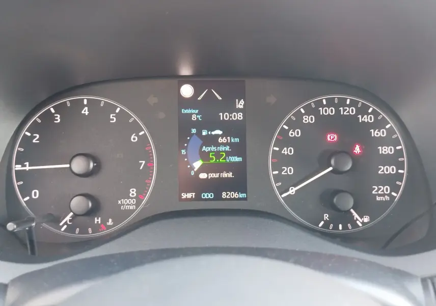 Vue rapprochée du tableau de bord de la Toyota Yaris 2023, affichant compte-tours, vitesse et écran central numérique.