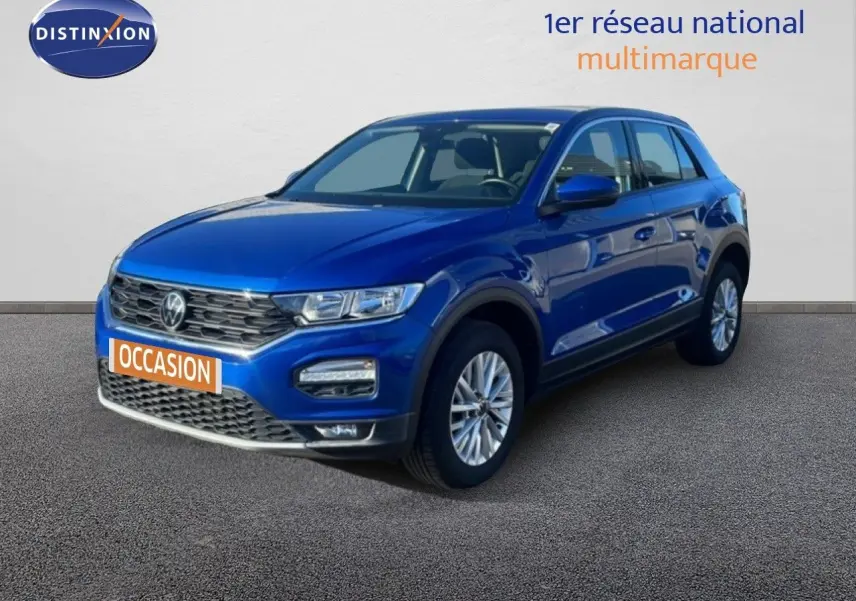Volkswagen T-Roc bleu Ravenna métal en 3/4 avant droit sur fond neutre avec plaque occasion orange.