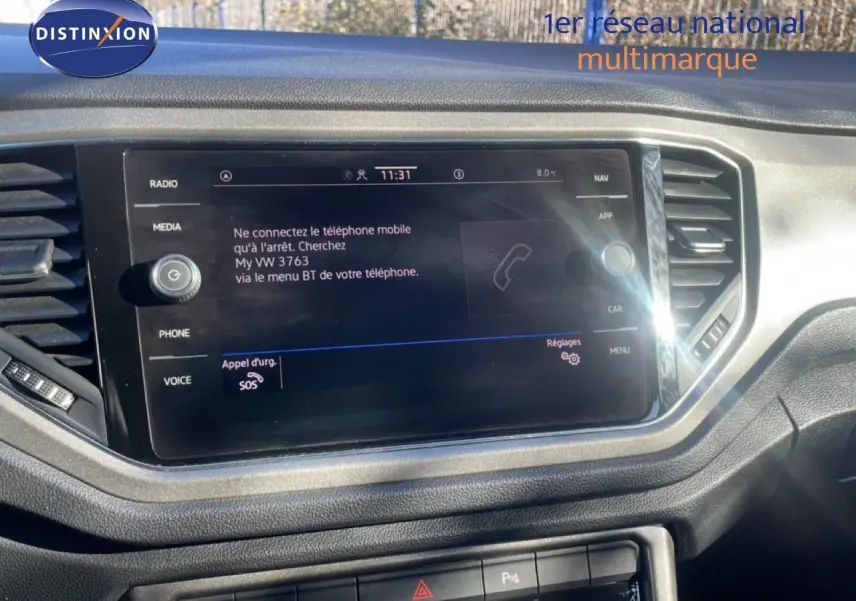 Écran tactile central du tableau de bord du Volkswagen T-Roc 2021, vue de face avec commandes multimédia visibles.