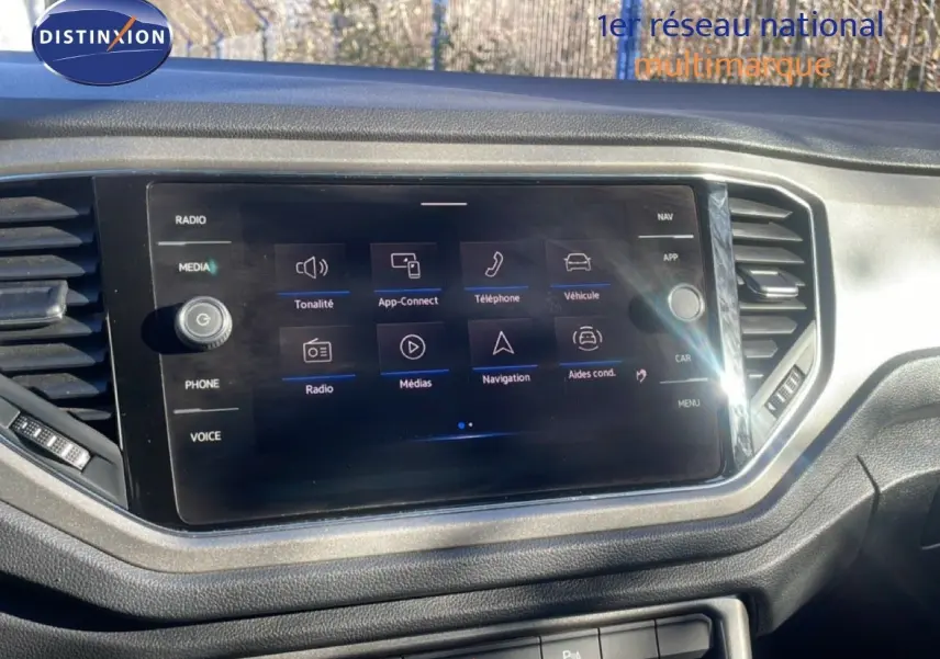 Écran tactile central du tableau de bord du Volkswagen T-Roc 2021, affichant les options multimédia et navigation.