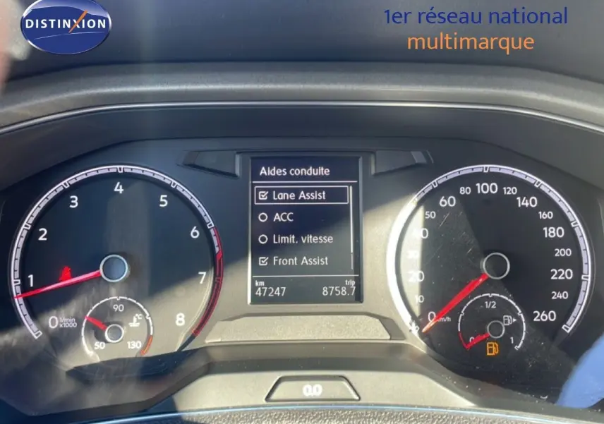 Tableau de bord du Volkswagen T-Roc 1.5 TSI 2021 montrant les aides à la conduite et compteurs analogiques.