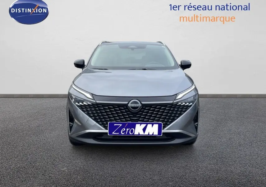 Vue frontale d'un Nissan Qashqai 1.5 E-POWER gris squale métal avec calandre noire et phares LED fins.