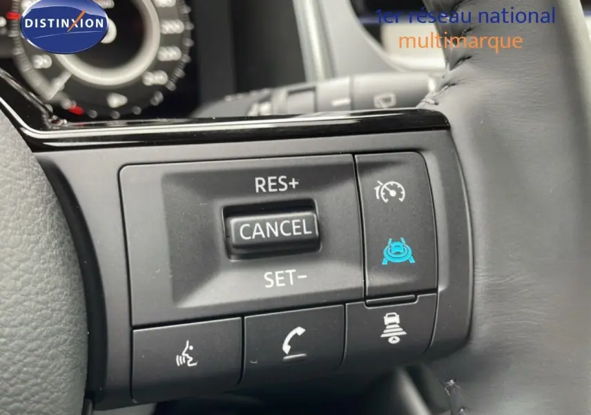Gros plan sur les commandes au volant du Nissan Qashqai 2025, mettant en valeur les boutons de régulateur de vitesse et assistance conduite.