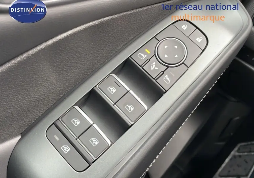 Gros plan sur les commandes de lève-vitres et rétroviseurs côté conducteur du Nissan Qashqai gris Squale Metal.