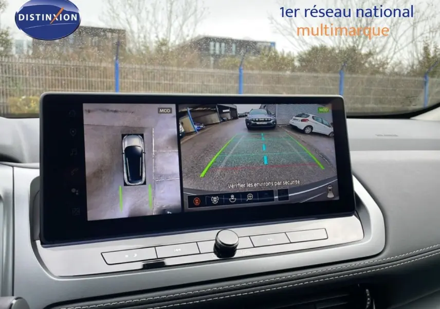 Écran central du Nissan Qashqai 2025 montrant la caméra 360° et la vue arrière en stationnement.