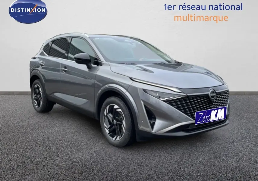 Nissan Qashqai 2025 gris squale métal en 3/4 avant droit, avec calandre noire et jantes au design moderne.
