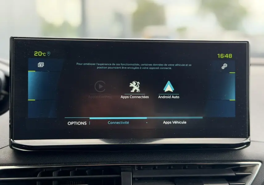 Écran tactile central du Peugeot 3008 noir Perla, affichant les options Apple CarPlay et Android Auto.