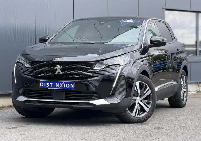 Peugeot 3008 noir Perla en 3/4 avant droit, avec jantes alliage bi-ton et badge HYBRID visible sur aile avant.