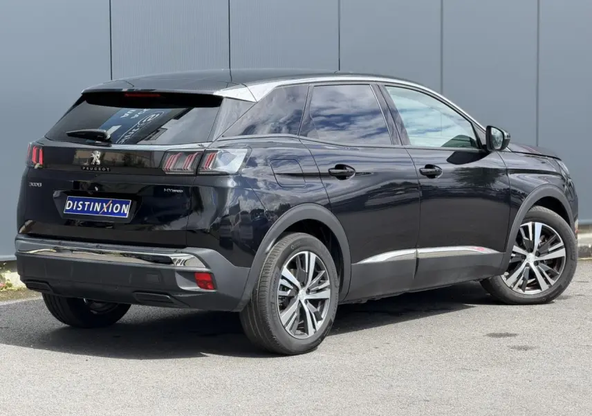 Peugeot 3008 Plug-in Hybrid noir Perla vue 3/4 arrière droit, jantes alliage bi-ton et vitres surteintées.
