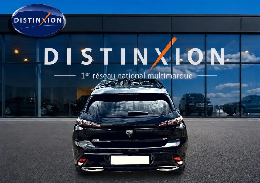Vue arrière d'une Peugeot 308 noire version GT 1.2 hybrid 145, avec feux arrière LED et double sortie d'échappement chromée.