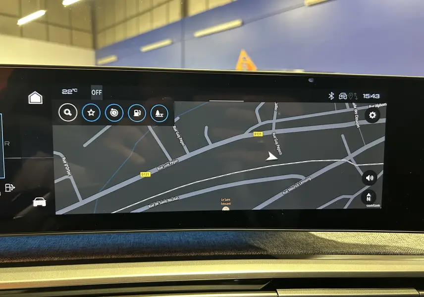Écran tactile du système de navigation du Peugeot 5008 III GT Hybrid 145, affichant une carte routière détaillée.