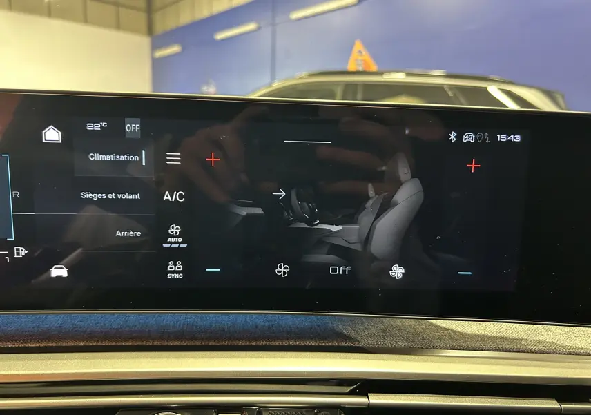 Écran tactile central du Peugeot 5008 III GT Hybrid 145, affichant les réglages de climatisation intérieure.