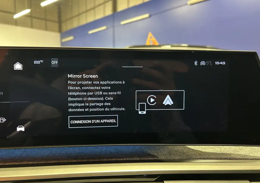 Écran tactile central du Peugeot 5008 III GT Hybrid 145 en intérieur, affichant l'option Mirror Screen.