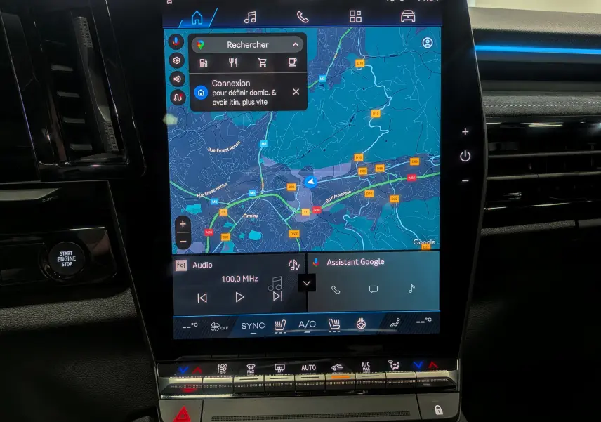 Écran central tactile du Renault Austral hybride 2025, affichant la navigation avec carte et commandes climatisation intégrées.