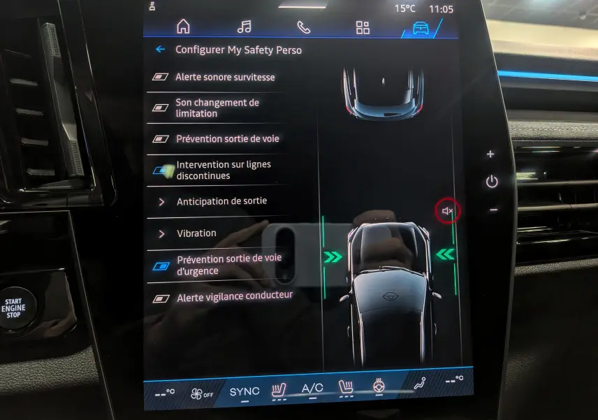 Écran tactile du système multimédia du Renault Austral 2025, affichant les options d'assistance à la conduite et la climatisation.