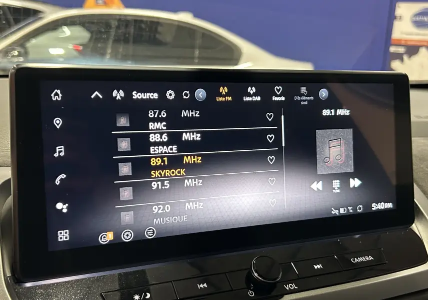 Écran tactile central du Nissan Qashqai 2025 affichant les stations radio FM avec commandes physiques en dessous