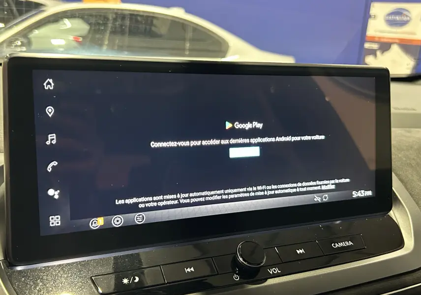 Écran tactile central du Nissan Qashqai 2025 affichant la connexion Google Play, avec commandes sous l'écran.