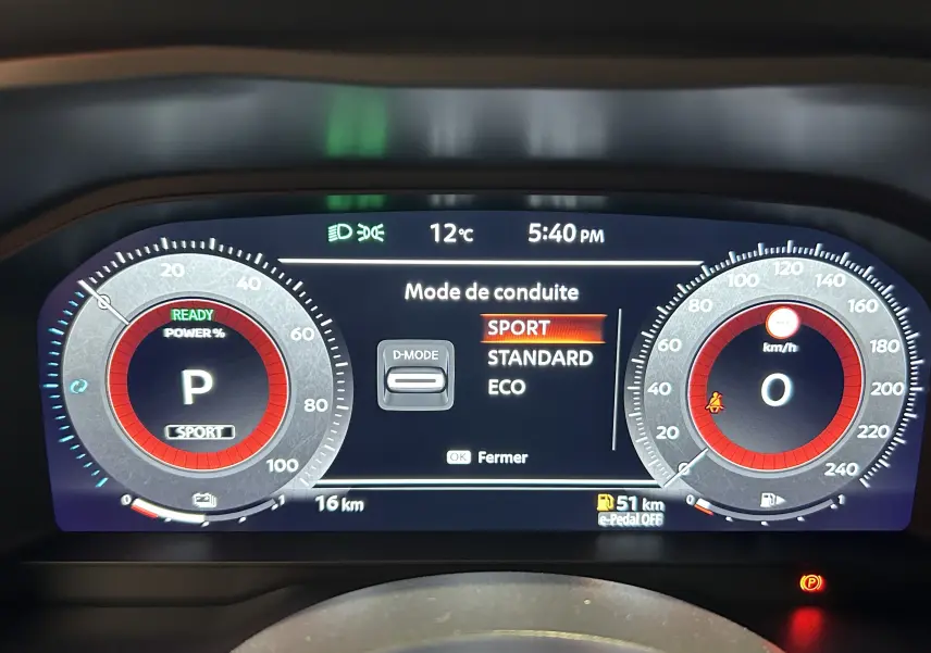 Tableau de bord numérique du Nissan Qashqai 2025 affichant le mode de conduite Sport et la vitesse à zéro km/h.