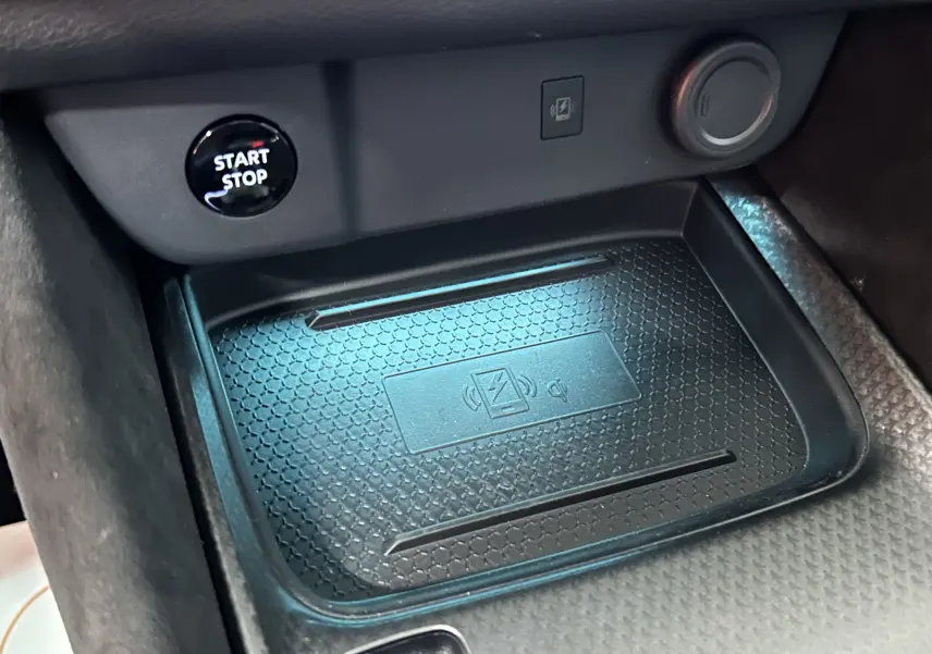 Gros plan sur la zone de recharge sans fil et bouton Start/Stop dans l'habitacle du Nissan Qashqai gris céramique.