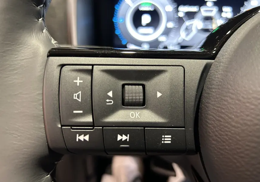 Gros plan sur les commandes multifonctions à gauche du volant du Nissan Qashqai 2025, finition N-Design.