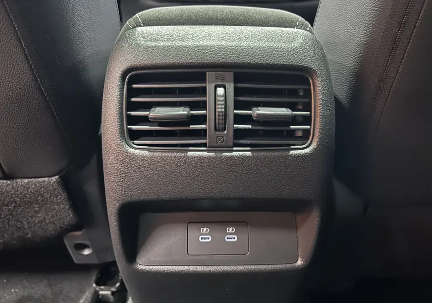 Gros plan sur la sortie d'air arrière et les deux ports USB-C du Nissan Qashqai 2025 finition N-Design.
