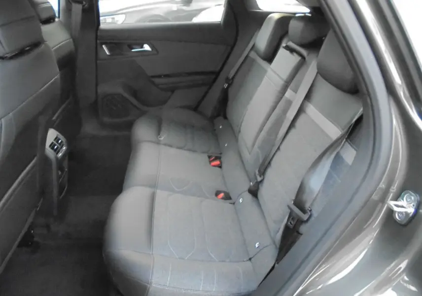 Vue intérieure côté droit des sièges arrière en tissu gris du Citroën C5 X gris platinum, avec ceinture de sécurité visible.