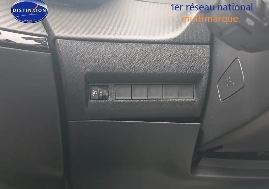 Détail intérieur côté gauche du tableau de bord noir du Peugeot 2008 1.2 100 allure 2025.