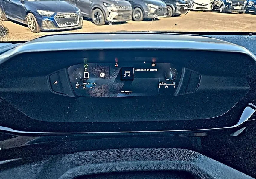 Tableau de bord numérique du Peugeot 308 SW 2025 affichant la vitesse et la musique, vue frontale intérieure.
