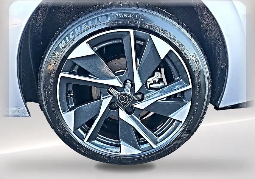 Gros plan sur la jante alu noire et argentée de la Peugeot 308 SW 1.5 BlueHDi 130 gris Artense, roue avant droite.