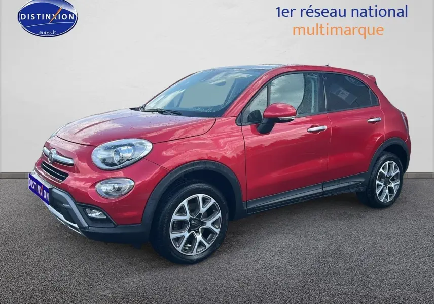 Vue 3/4 avant droite d'un FIAT 500X rouge avec jantes alu et barres de toit noires sur fond neutre.